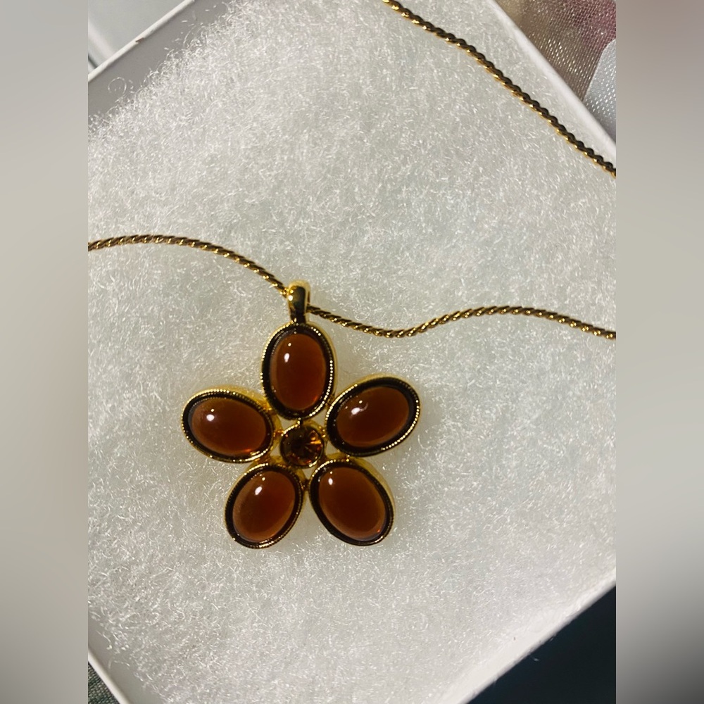 Nina Ricci Elegant Gold Plated Floral Pendant Necklace $150 retail